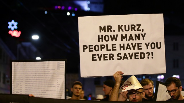 AB'nin gayri resmi zirvesi protesto gösterileriyle başladı. Pankartta yer alan ifade Avusturya Başbakanı Sebastian Kurz'a 'Mr. Kurz, Kaç insanın hayatını kurtardınız?' (Fotoğraf: Reuters)