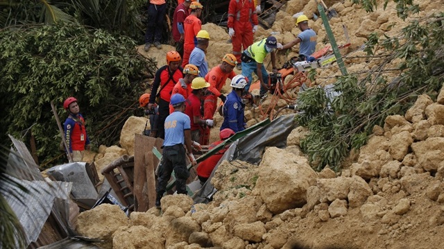 Kurtarma ekipleri, heyalanın yaşandığı bölgede toprak altında mahsur kalan insanları kurtarmaya çalışıyor.