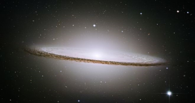 Uzaydaki dev kara deliklerin varlığını kanıtlamaktan, evrenin yaşına dair tahminleri geliştirmeye kadar, modern gökbilimin bir çok önemli aşamasında Hubble'ın rolü var. Burada bir Meksika şapkasına benzetildiği için Sombrero Galaksisi de denilen M104 Galaksisi görülüyor.