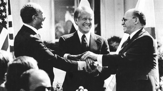 Mısır Devlet Başkanı Enver Sedat, İsrail Başbakanı Menahem Begin ve ABD Başkanı Jimmy Carter