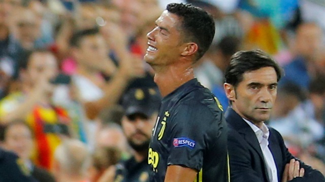 Ronaldo gördüğü kırmızı kartın ardından sahayı gözyaşları içinde terk etmişti.