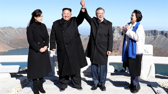 Kuzey Kore lideri Kim, Güney Kore lideri Moon'un hayalini gerçek yaptı. İki lider ve eşleri, kutsal kabul edilen ve Kore Yarımadası'nın en yüksek noktası olan Paekdu Dağı'nın zirvesinde poz verdi. 