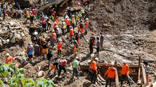 Rescuers continue their search for missing miners in a landslide caused by Typhoon Mangkhut at a small-scale mining camp in Itogon, Benguet in the Philippines, September 18, 2018. 