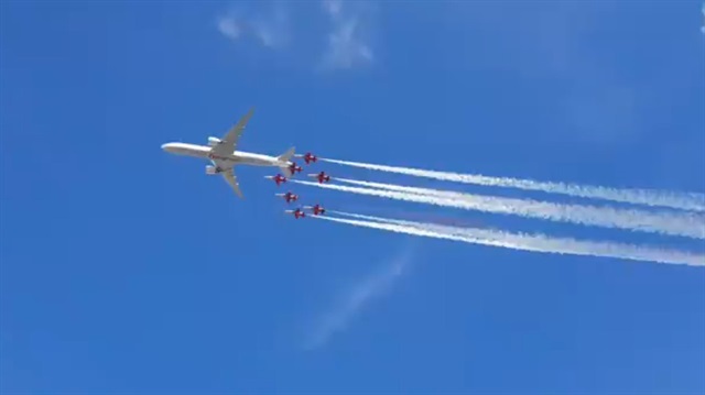 THY yolcu uçağı Türk Yıldızlarıyla İstanbul semalarında nefes kesen bir gösteri yaptı. 