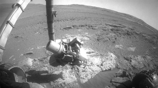Keşin aracı Curiosity'nin Mars'tan bir görüntüsü.