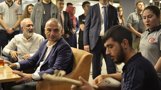 Kültür ve Turizm Bakanı Mehmet Nuri Ersoy, Mardin Büyükşehir Belediyesince hizmete açılan Gençlik Merkezi'nde, gençlerle vakit geçirdi.