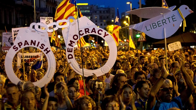 Pro-independence demonstrators chant in Barcelona