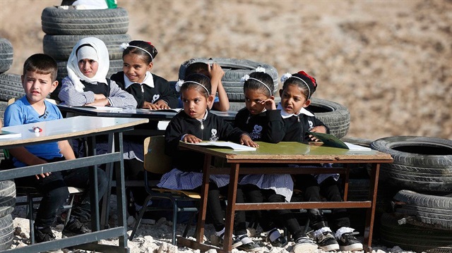 Burası Filistin. İsrail'in saldırılarında okulları yıkılan çocuklar, kendi imkanlarıyla yaptıkları 'açık hava okulu'nda ders işliyor. 