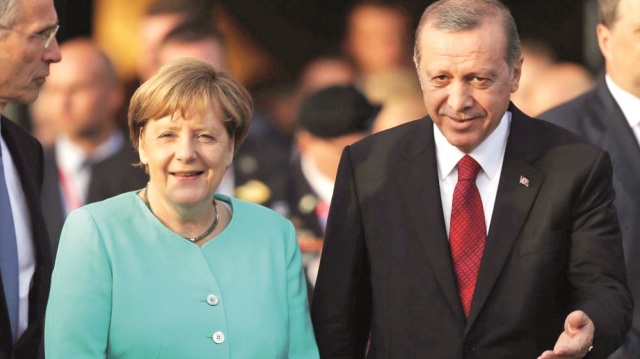 Erdoğan, Almanya ziyaretinde Merkel ile iki kez biraraya gelecek. İlişkileri yakından ilgilendiren ziyarette, iki ülke arasındaki sorunlar masaya yatırılacak.