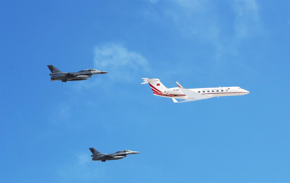 Erdoğan'ın içinde bulunduğu ATA uçağına F-16'lar da eşlik etti. Bir süre alçak uçuşla alandaki vatandaşları selamlayan Cumhurbaşkanı Erdoğan'ın uçağı, alana indi.
