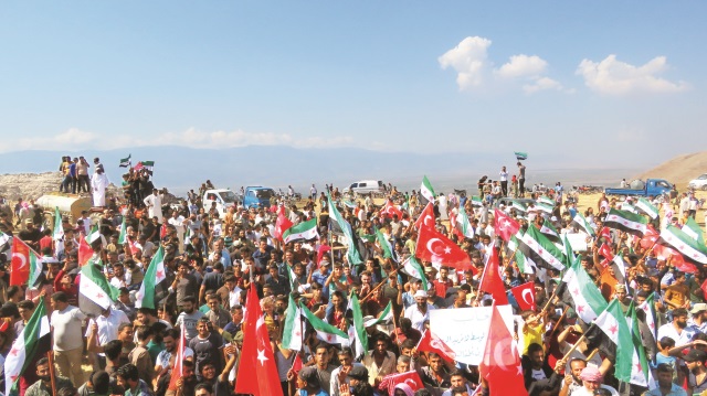 Suriye'nin İdlib kentinde yüzbinlerce kişi, cuma namazı sonrası Türkiye'ye teşekkür eylemleri için sokağa çıktı. 