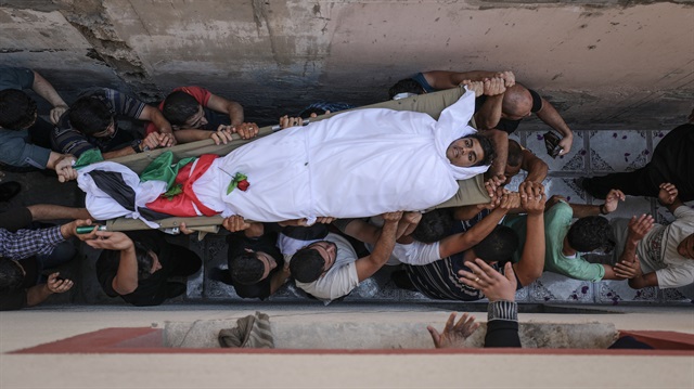 Gazze Şeridi sınırında düzenlenen barışçıl 'Büyük Dönüş Yürüyüşü' gösterilerinde İsrail askerlerinin açtığı ateş sonucu şehit olan Filistinli Kerim Muhammed Kullab'ın (25) cenazesi gözyaşları içinde uğurlandı.(Fotoğraf: AA)