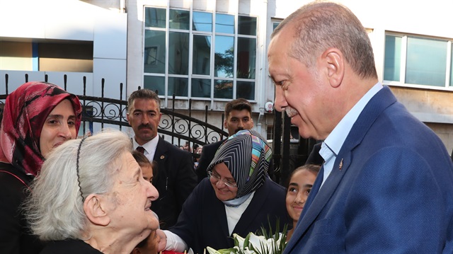 Başkan Erdoğan büyüdüğü Kasımpaşa’da bir dizi sürpriz ziyaretler gerçekleştirdi.