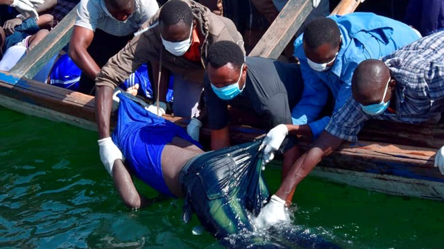 Tanzanya'da bir yolcu feribotunun Viktorya Gölü üzerinde alabora olması sonucu yaklaşık 140 kişi hayatını kaybetti. (Fotoğraf: Reuters)