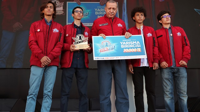 TEKNOFEST'te büyük başarıya imza atan öğrenciler ödülünü Başkan Erdoğan'ın elinden aldı.
