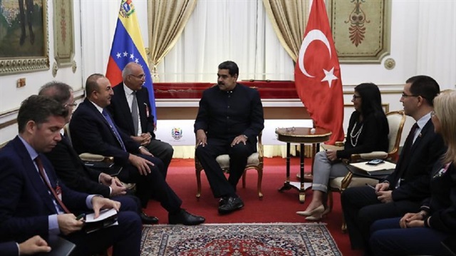 الرئيس الفنزويلي أثناء استقباله وزير الخارجية التركي