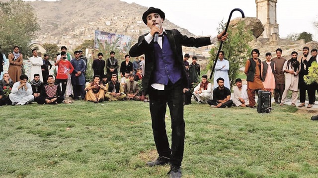 25 yaşındaki ​Karim Asir​, Afgan halkının yüzünü güldürüyor.