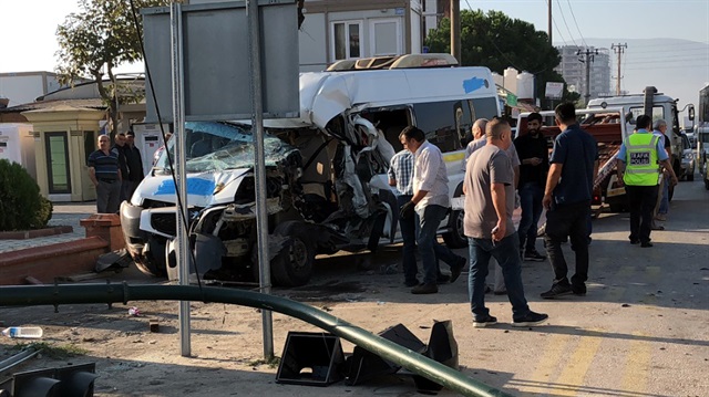 Bursa'da servis minibüsü ile kamyonet çarpıştı.