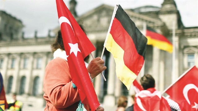 Başkan Recep Tayyip Erdoğan’ın haftaya yapacağı Almanya ziyareti öncesinde Türkiye üç bakanla adeta Berlin çıkarması yaptı.