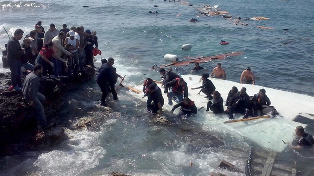 Kaçak göçmenleri taşıyan botun batmasının ardından bölgeye Sahil Güvenik ekipleri yönlendirildi. Arşiv.