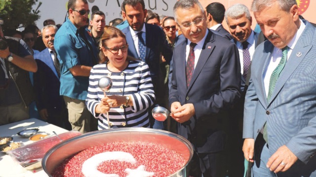 Cumhurbaşkanı Yardımcısı Oktay, Ticaret Bakanı Ruhsar Pekcan ile BBP Genel Başkanı Mustafa Destici, törenden sonra Cacabey Meydanı’nda vatandaşlara aşure ikram etti.