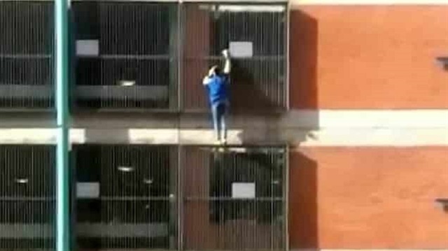 شاهد: فتاة تتسلق مبنى 8 طوابق بيديها العاريتين

