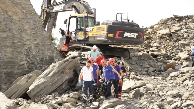  Ekiplerin iş makineleri yardımıyla yürüttüğü yaklaşık bir saatlik çalışma sonucu kamyon şoförü Erdoğan ve kepçe operatörü Cumhur enkaz altından çıkartıldı. 