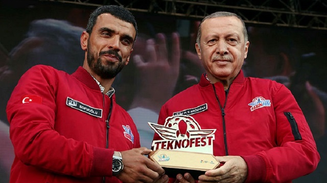 Başkan Erdoğan, TEKNOFEST kapsamında Kenan Sofuoğlu ve derece alan yarışmacılara ödüllerini takdim etti.
