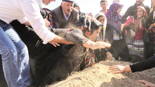 9 yaşındaki kızları Sedanur'un mezarı başında sinir kirizi geçiren anne Handan Güzel ile baba Abdullah Güzel'in dramı herkesi ağlattı.