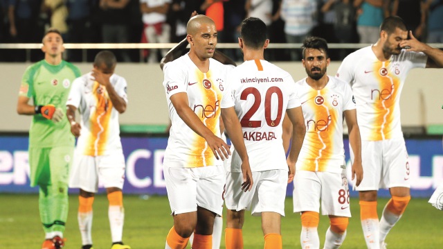 ​Başakşehir ve Trabzon'un puan kaybettiği  hafta Akhisar'a konuk olan Galatasaray  3-0 yenilerek büyük fırsat kaçırdı. 