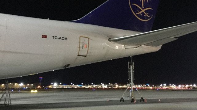 ​Frankfurt Havalimanı’na iniş sırasında ACT/MYCargo Havayolları’na ait kargo uçağının kanatta bulunan flabı koptu. Kuyruğa çarpan flap parçası, uçağın gövde ve kuyruğunda hasara neden oldu.