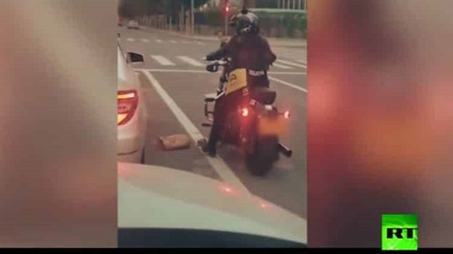 شاهد: هكذا عاقبت راكبة دراجة نارية سائقة رمت قمامة في الشارع العام
