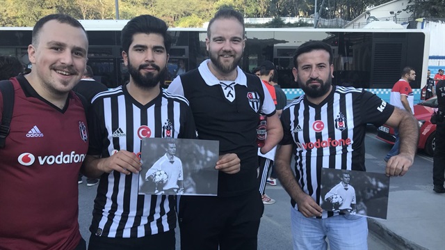 Beşiktaşlı taraftarlar ellerinde Pancu fotoğraflarıyla maça gelmişti.