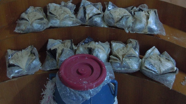 Polis ekipleri, peynir bidonu içine saklanmış 10 kilo 730 gram eroini ele geçirildi.