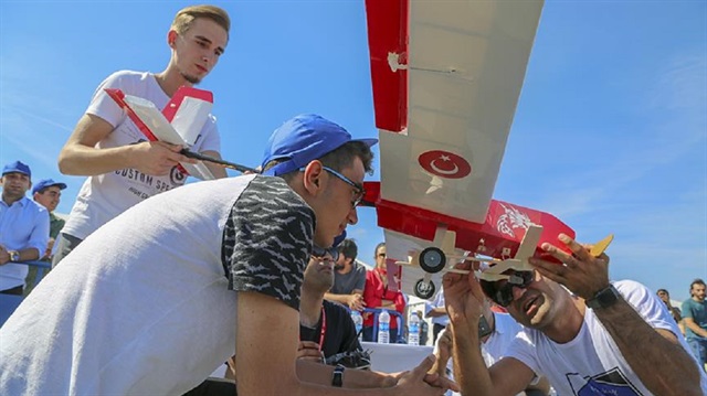 TEKNOFEST kapsamında 3 hafta eğitim alan öğrenciler ilk model uçaklarını uçurma imkanı buldular.