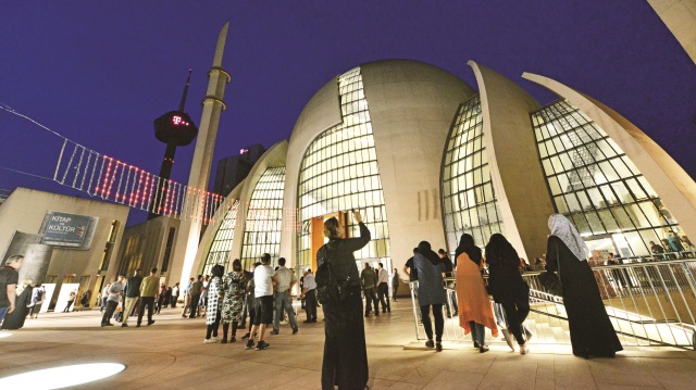 Başkan Erdoğan, Diyanet İşleri Türk İslam Birliği (DİTİB) Genel Merkezi yerleşkesinde bulunan Köln Merkez Camii'nin resmi açılışını yapacak. Cami, muhteşem mimarisiyle son yıllarda gurbetçilerin gözdesi haline geldi.