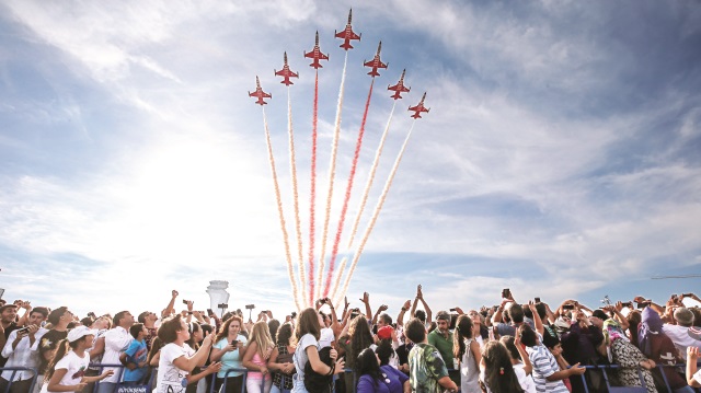 Festivalin 4. gününde Türk hava Kuvvetleri ve Türk Hava Kurumu personeli uçaktan atlayarak paraşütle gösteri yaptı.