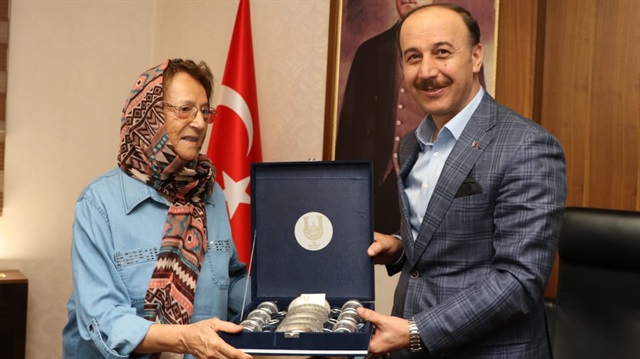 Emekli öğretmen Ayşe Parmaksız, biriktirdiği 350 bin lirayı eğitim için harcamaya karar verdi. 