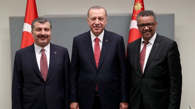 Sağlık Bakanı Dr. Fahrettin Koca(solda), Cumhurbaşkanı Recep Tayyip Erdoğan(ortada) ve Dünya Sağlık Örgütü Genel Direktörü Dr. Tedros Adhanom Ghebreyesus(sağda)