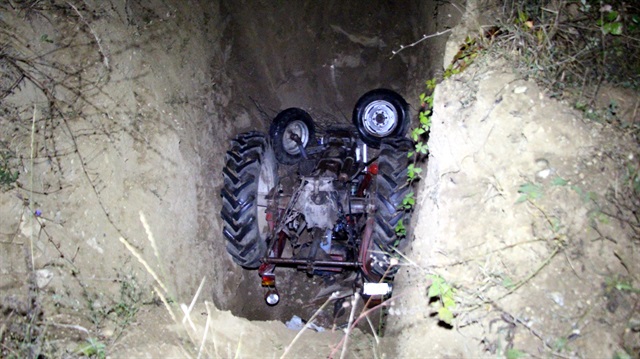 65 yaşındaki Öznur tarlanın ortasına kazılmış çukurun içerisine düşen traktörün altında bulundu.