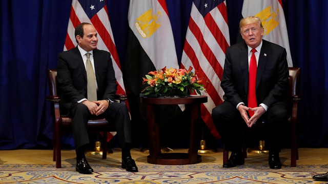 ABD Başkanı Donald Trump, Mısır'da darbeyle göreve gelen Abdulfettah el-Sisi ile bir araya geldi. Sisi'nin Trump karşısındaki tavırları dikkati çekti. (Fotoğraf: Reuters)