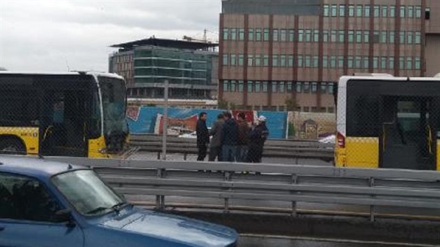 Kaza nedeniyle metrobüs seferleri tek şeritten kontrollü olarak sağlanıyor.