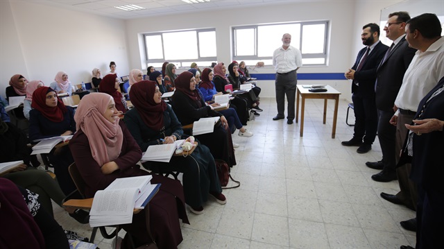 Haftada 3 saat verilecek Türkçe dersine Filistinli öğrenciler yoğun ilgi gösterdi. 