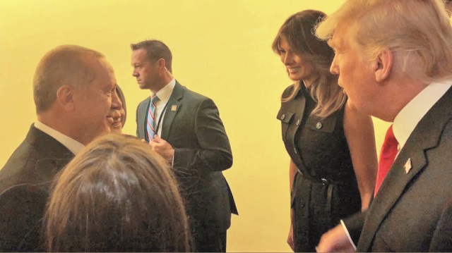 Cumhurbaşkanı Erdoğan, Genel Kurul’daki konuşması öncesinde ABD Başkanı Trump ile ayaküstü sohbet etti. Erdoğan’a eşi Emine Erdoğan, Trump’a da eşi Melania Trump eşlik etti.