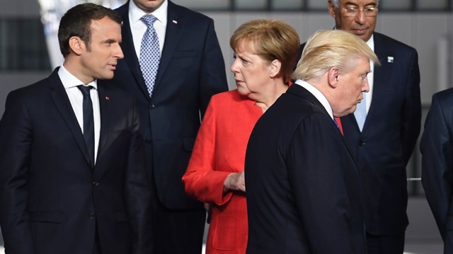 Macron ile Merkel'in sohbeti sırasında Trump'ın da kareye girdiği an oldukça ilgi çekmişti.