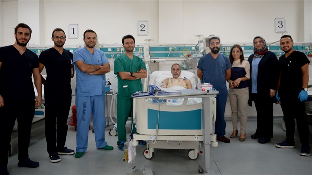 Turkish doctors pose with Syrian patient Ahmad al-Ahmad