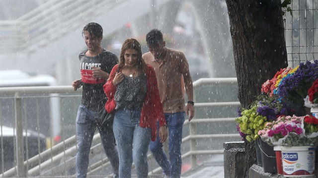 Meteorolojiden yapılan açıklamada vatandaşlar sel ve fırtına konusunda uyarıldı. 