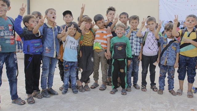 Uluslararası Mülteci Hakları Derneği'nin (UMHD), Fırat Kalkanı Bölgesi'nde düzenlediği 'Sınırsız Şenlik' etkinliğine katılan çocuklar yüzlerini Türk bayrağı ve Suriye devrim bayrağıyla renklendirdi. UMHD'nin, Suriye'deki çocuklara mutluluk götürmek için Fırat Kalkanı Bölgesi'nde düzenlediği Sınırsız Şenlik adı altındaki etkinlikler bugün de devam etti. Halep kırsalındaki Dabık köyünde yapılan çeşitli faaliyetlere katılan çocuklar, Türk gönüllülerin önünde sıra oluşturarak yüzlerine resimler çizilmesini istedi.

