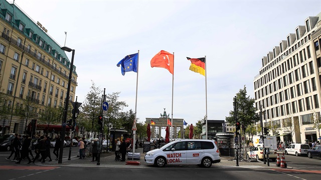 Berlin'deki bazı cadde ve meydanlar bayraklarla süslendi.