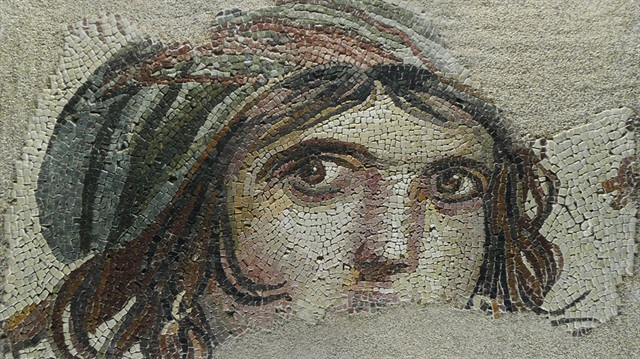'Çingene kızı' mozaiğinin eksik 12 parçası, Türkiye'ye geri getiriliyor.